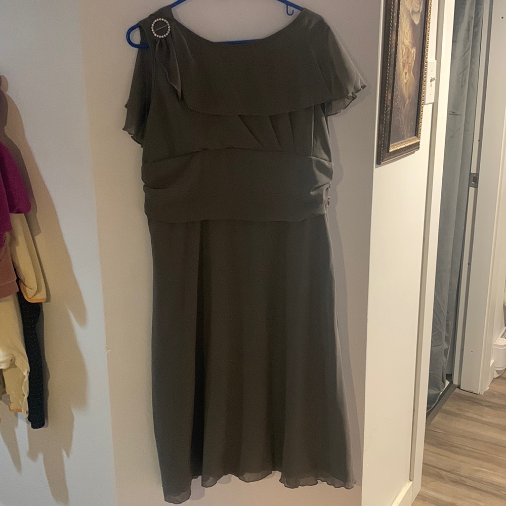 Beautiful mid length size XL formals gray dress with jewelled brooch on …side